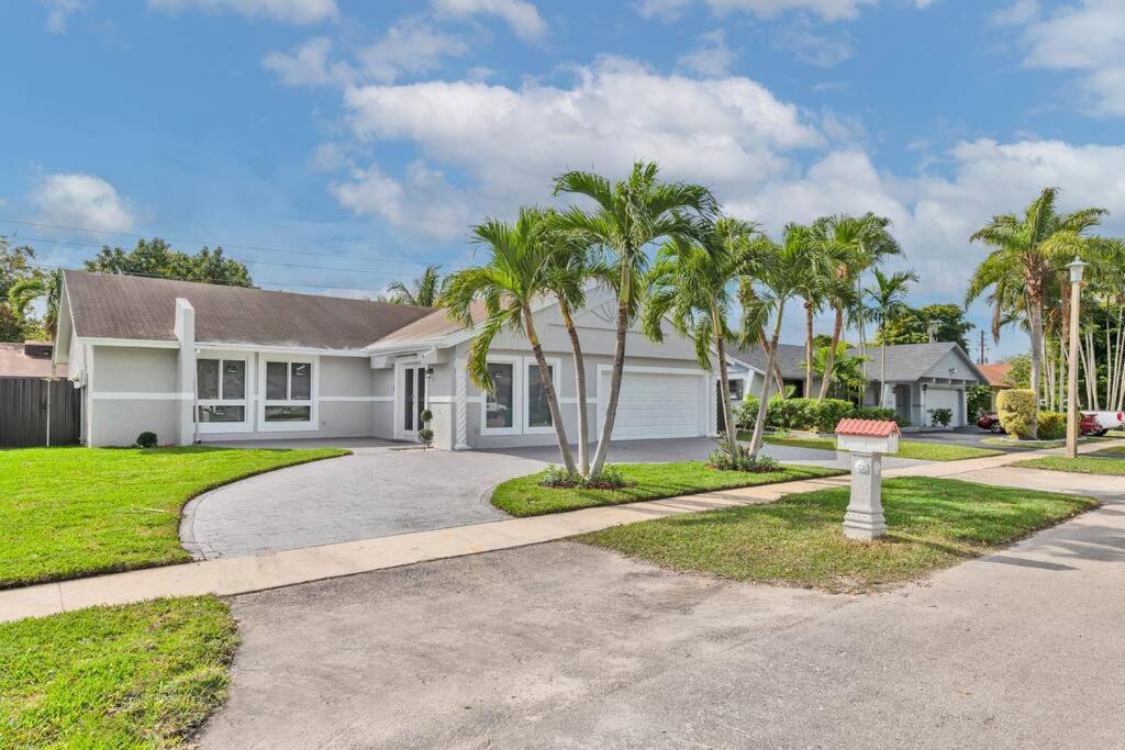 Spacious 4 Bedrooms, 2 Bathroom House With Pool Miramar Eksteriør bilde